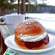 Laskiaisen nimi tulee paastoon laskeutumisesta, joka alkaa kristillisen perinteen. Discovering Finland Happy Laskiainen Finnish For Shrove Tuesday A Celebration Which Means A Day Of Sleigh Riding And Enjoying A Delicious Bun With Whipped Cream Jam Laskiaispulla A Great Day
