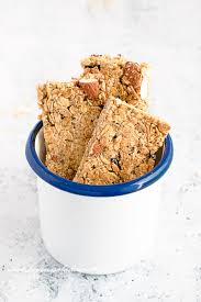 L' avena è un cereale che si utilizza principalmente al mattino, infatti i fiocchi d'avena, così come la crusca d' avena possono essere consumati al naturale, come muesli da aggiungere al latte o allo yogurt, per la colazione, oppure possiamo utilizzarli come ingrediente principale per la preparazione di golose barrette ai cereali fatte in casa. Barrette Ai Fiocchi D Avena Buonissime E Facili Senza Glutine