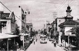 昭和30年代の山形市七日町大通り 蜂屋時計店の時計塔 と大沼の看板は元禄13年創業の現大沼百貨店 古い写真 塔 昔