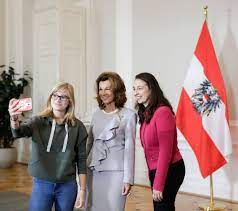 She was the advocate general of the procurator's office, essentially the country's chief. Nach Heftiger Kritik Bundeskanzlerin Bierlein Verteidigt Klimaplan
