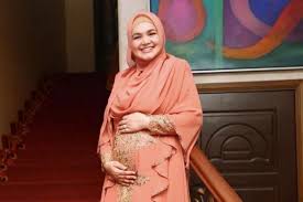 Sitinurhaliza #laguterbaik siti nurhaliza dilahirkan pada 11 januari 1979, di berek polis, kampung awah termeloh. Datuk Seri Siti Nurhaliza Tarudin Announced That She Was Four Months Pregnant Everydayonsales Com News