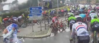 Taken on july 9, 2017. Video Tour De France L Impressionnante Chute Impliquant Bardet Et Froome