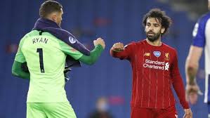 Ekspreisi penyerang liverpool, mohamed salah, saat mendapatkan sepatu emas setelah menjadi topskorer liga inggris usai pertandingan melawan brighton & hove albion di anfield, liverpool, 13. Fakta Mengejutkan Salah Kejar Top Skor Liga Inggris