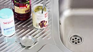 No hay cosa más molesta que se atasque el fregadero de la cocina. Como Desatascar El Fregadero Con Productos Caseros