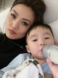 Happy New Year, everyone! 🎊🎆🎉 From Christmas parties and birthday  celebrations to Family Vegas trips and a New Year's Eve countdown with Leo,  I feel incredibly grateful to have shared these moments