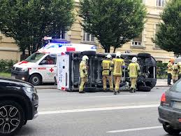 Gegen haus gepralltschwerer unfall in klagenfurt: Polizei Klagenfurt Schwerer Unfall Auf Dem Volkermarkter Ring Klagenfurt