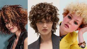 07 coiffures pour cheveux ondulés bouclés ou frisés. Coupes De Cheveux Nos Idees Pour Les Cheveux Courts Et Boucles Femme Actuelle Le Mag