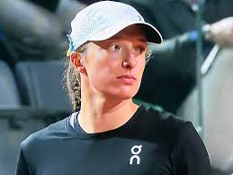 Taisiia Onofriichuk didn't hit her ball routine. A bad throw trajectory led  to an unsaveable situation, resulting in a drop, and the score is "only"  27.550. For the moment, she's in the