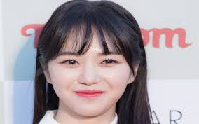 Ti piace quel tocco in più che la frangia dona a qualunque pettinatura ma ti chiedi se ti starà bene nonostante i capelli fini? La Frangia A Quale Tipo Di Viso Sta Bene E Come Si Porta La Frangia Lunga Bigodino