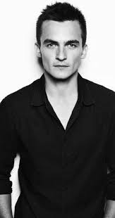 Après une enfance passée dans le comté d'oxford, il étudie le métier d'acteur à la webber douglas sa rencontre avec keira knightley sur le tournage d'orgueil et préjugés sera le prélude à une relation de cinq ans, qui prendra fin en 2010. Rupert Friend Imdb