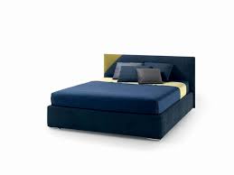 Dalla linea classica e signorile, con la testiera a ricciolo e il tessuto antimacchia questo letto è un vero e proprio capolavoro di design che darà importanza a ogni camera da letto. Letto Contenitore Con Testata Modello Look Arredamento Zona Notte Letti Imbottiti
