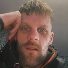 Dose anyone have a clue why it won't show my melee weapons wen I load into  a game of zombies? Iv uninstalled and installed it again and dont seem to  work? It's