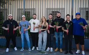 Sertanejos fazem homenagem de Dia das Mães em lar de idosos em Goiânia GO