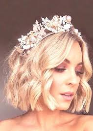 Short hair stylish, stylish and easy to use … except when you are getting married. Bridal Hairstyle For Short Hair Short Hair Bride Short Wedding Hair Bob Wedding Hairstyles