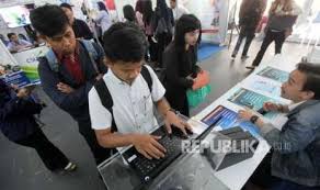 Ide ini saya dapati ketika sedang bertukar pikiran dengan pacar saya. Karawang Akan Luncurkan Aplikasi Lowongan Kerja Republika Online