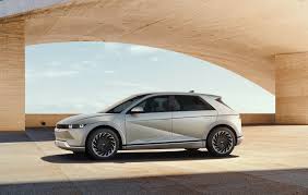 This variant has a 70 kw motor at the front and one with 155 kw at the rear, so a total of 225 kw. The Hyundai Ioniq 5 Cuts A Serious Case For An All Electric Future