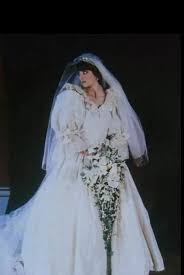 Prince charles and lady diana marry at st pauls cathedral in front of a 750 million worldwide audience. Pin By Victoria Wisamering On ãƒ­ã‚¤ãƒ¤ãƒ«ãƒ•ã‚¡ãƒŸãƒªãƒ¼ Princess Diana Wedding Diana Wedding Dress Princess Diana Family