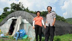 조각사였던 아버지에게 배운 기술로 부모님의 조각상을 만들어 두분의. ì–'í•™ì„  ë¶€ëª¨ ìƒˆì§' ì§€ì–´ì£¼ê¸° í˜'ì•½ ì²´ê²° ì¡°ì„ ì¼ë³´