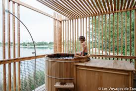 Sans eau ni électricité mais certaines avec un bain nordique privatif sur leur terrasse, elles offrent un doux mélange entre vie sauvage et confort pour une déconnexion à 100% ! Une Week End Dans Une Cabane Sur L Eau A Sorgues Les Voyages De Tao