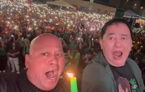 TUMAYO ANG BALAHIBO KO” Ganito inilarawan ni Sen. Ronald 'Bato' Dela Rosa  ang pakiramdam habang kumakanta ng happy birthday para kay dating Pangulong  Rodrigo Duterte kasabay ang libu-libong mga tagasuporta na nagtipon