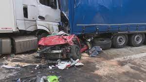 Das tier verendete durch den unfall. Todlicher Unfall Auf Der A13 In Brandenburg Zwei Frauen Aus Bochum Von Lastwagen Zerquetscht
