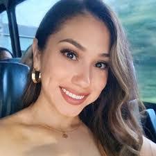 Vanessa Bussart's Instagram, Twitter & Facebook