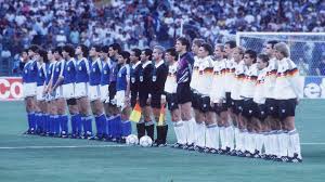 Das entspricht 18 uhr ortszeit in der russischen hauptstadt moskau. Wm Finale 1990 Nach Dem Titel Gab Es Ein Bierchen Mit Helmut Kohl Stern De