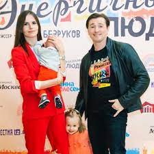 В тот же год в семье родилась дочь мария и вышел фильм анны после тебя с сергеем в. Zhena Sergeya Bezrukova S 7 Mesyachnym Synom Priletela K Nemu Na Semki V Sankt Peterburg Vokrug Tv