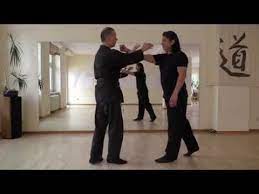 Insbesondere in synchron ausgeführten übungen lernen die kinder, dass zu einem wo kann kinder kung fu erlernt werden? Kung Fu Lernen Enfach Und Schnell Einen Angriff Zum Kopf Verteidigen Youtube