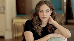 Kız lisesinden mezun olan öykü karayel'in birde ikiz kardeşi vardır. Oyku Karayel Kimdir Bir Baskadir Meryem Yapaybilgi