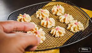 200 gr tepung terigu 200 gr gula pasir 2 butir telur 200 gr kelapa parut 200 ml air santan. 5 Resep Kue Lebaran Terkini Terenak Gemas Banget