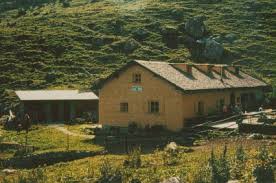 Rund 600 höhenmeter über dem brandnertal befindet sich die ruhig gelegene sarotlahütte, eingebettet in einem talkessel. Namen Alpiner Schutzhutten Sarotlahutte Pfarrer Gunz Hutte Ratikon