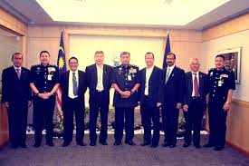 Dato' mah siew keong juga melawat kuil arulmigu balathandayuthapani, jalan kebun bunga (waterfall hilltop temple). Dato Mah Siew Keong Cc Members Courtesy Visit To Tan Sri Khalid Abu Bakar Inspector General Of Police Academic Dress Community Service Community