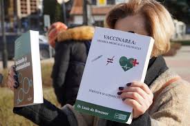 16 x 24 cm coperti: Profesori Ingineri Si Avocati La Protestul Impotriva Vaccinarii Obligatorii Foto