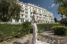 Traductions de mot four du français vers anglais et exemples d'utilisation de four dans une phrase avec leurs traductions: Four Dismal Days At Grand Hotel Des Anglais Review Of Grand Hotel Des Anglais Sanremo Italy Tripadvisor