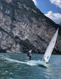The radial uses the same hull and fittings as the laser standard, but has a smaller sail (5.8 m²) than the standard with a different cut, and has a shorter lower mast section. Laser Radial