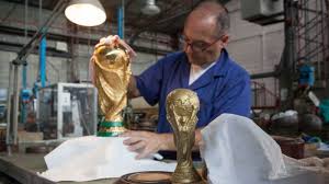 Dilansir dari goal international, sebanyak 32 pemain terbaik game sepakbola fifa di dunia akan bertemu di the o2 london, 2 sampai 4 agustus. Foto Foto Proses Pembuatan Trofi Piala Dunia Fifa 2018 Di Milan Italia Tribun Manado