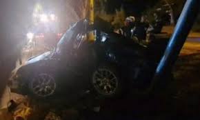 Τις συνθήκες κάτω από τις οποίες το υπερπολυτελές όχημα του γνωστού trapper mad clip έπεσε πάνω σε κολόνα στη βουλιαγμένη διερευνούν οι . Buzguuy8xoer6m