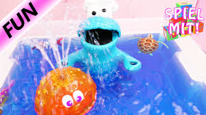 Aber nicht nur zum spielen eignet sich badespielzeug besonders gut, sondern es ist auch eine spielzeug für die badewanne gibt es für unterschiedliche altersklassen. Party In Der Badewanne Mit Play Doh Krumelmonster Tinti Badespass Funkelfontane Und Robo Fische Youtube