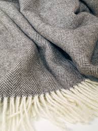 Zuhause auf dem sofa und auf reisen ist für eine was gibt es schöneres, als sich in eine warme, flauschige decke einzuhüllen und es sich auf der. Decke Alpaka Und Wolle Sevilla Medium Grey Silkeborg Danemark