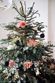 Jedes land feiert die weihnachtszeit anders. Der Blumige Weihnachtsbaum So Dekoriert Jessie Ihre Wohnung Zu Weihnachten Mit Diy Anleitung Journelles