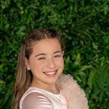 Jeanette Lavigne's Instagram, Twitter & Facebook