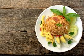 Panaskan canola oil dan tumis bawang putih, lalu masukkan cabai, bawang prei, bakso 4. Kalori Nasi Goreng Dan Cara Membuat Nasi Goreng Lebih Sehat Halaman All Kompas Com