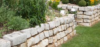 Zu den gängigen materialien für den bau einer gartenmauer gehören unter anderem ziegelsteine und natursteine sowie pflanzringe, die ebenfalls gern für gartenmauern genutzt werden. Mauern
