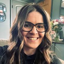 Shelly Grams's Instagram, Twitter & Facebook