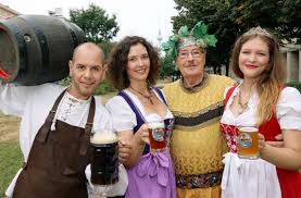 Freunde treffen, um gemeinsam bier zu genießen. Prost Bierfestival Zum Internationalen Tag Des Bieres