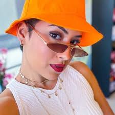 Lara Miranda (@larambrito)