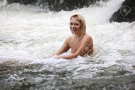 川で泳ぐ若い裸の女性の写真素材・画像素材 Image 44966828