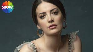 Çukur'da bu sezon dizinin oyuncu kadrosuna yeni isimler katılıyor. Basarili Oyuncu Irem Sak Yeni Sezonda Cukur Da