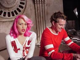 Gwen Stefani Pink Hair In Simple Kind Of Life Video Gwen Stefani Style Gwen Stefani Gwen Stefani No Doubt